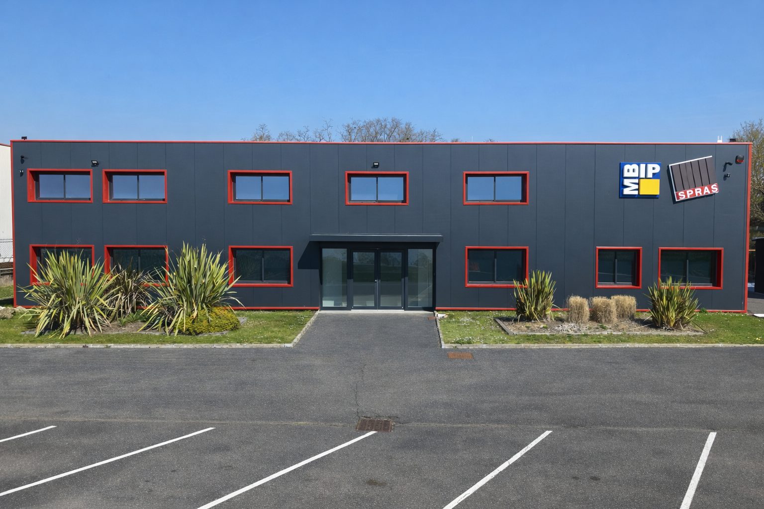 Façade des locaux SPRAS à Chartrettes — siège de l'entreprise depuis 1983