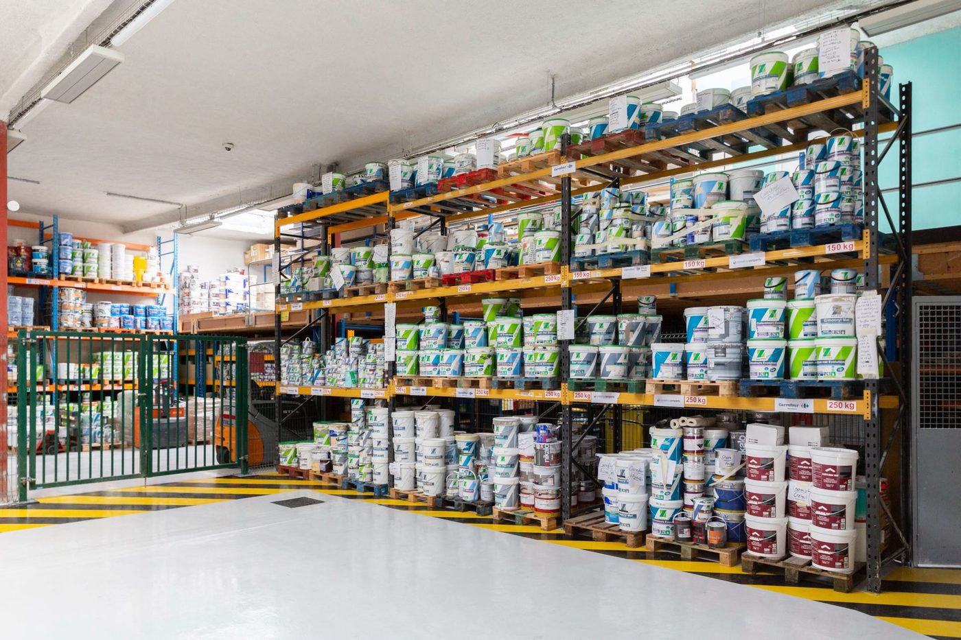 Entrepôt SPRAS — stock de peintures et fournitures