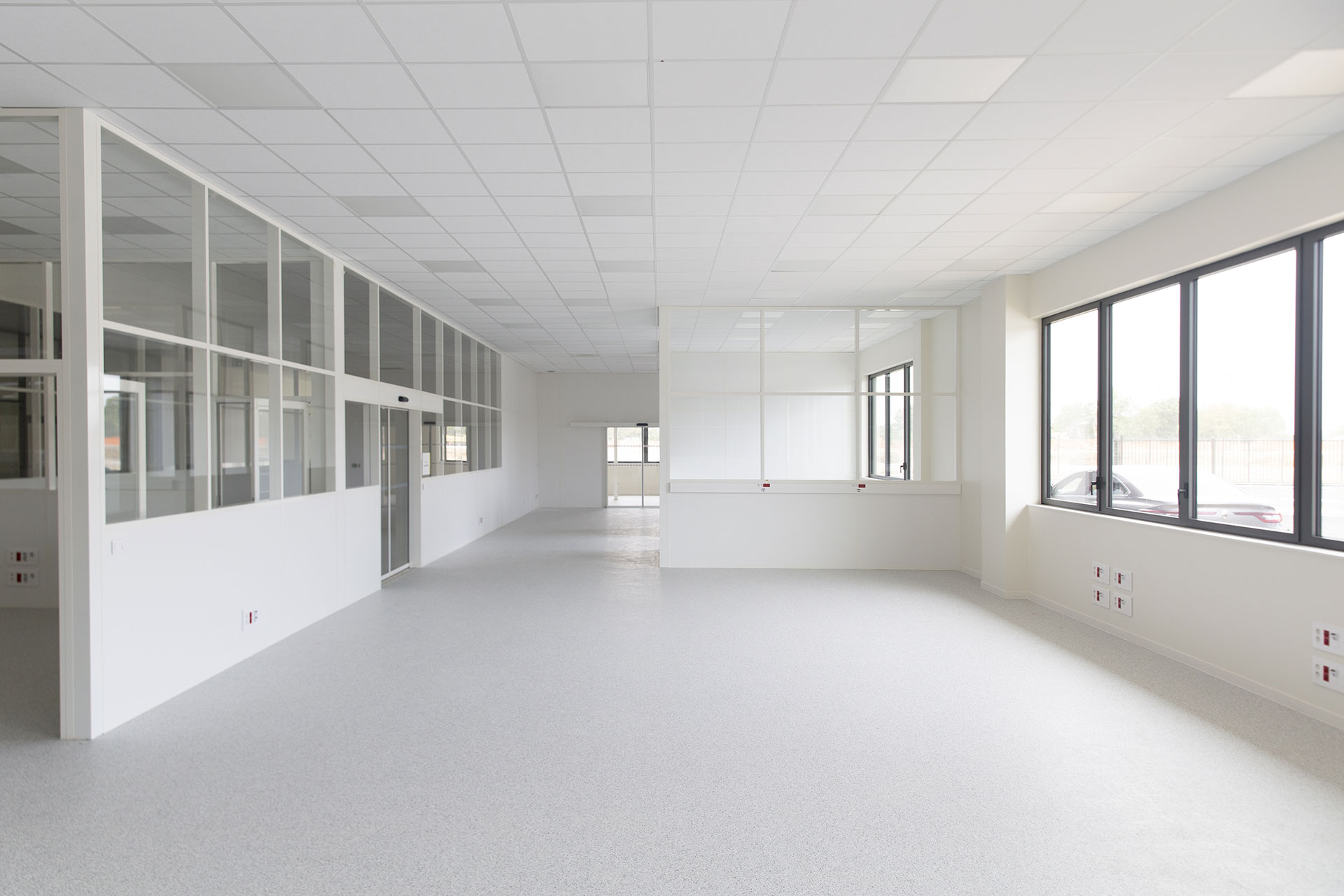 Application de résine de sol dans un entrepôt